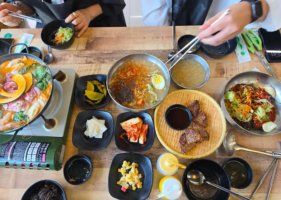 오미오미 소노벨 본점 만두전골과 냉면 상차림