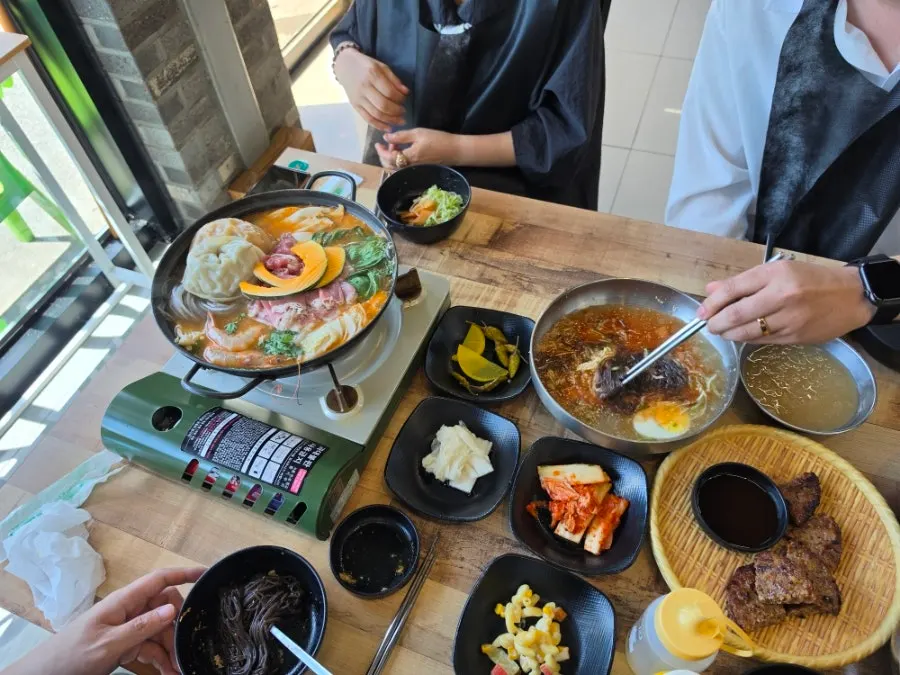 4인 주문 메뉴가 차려진 테이블