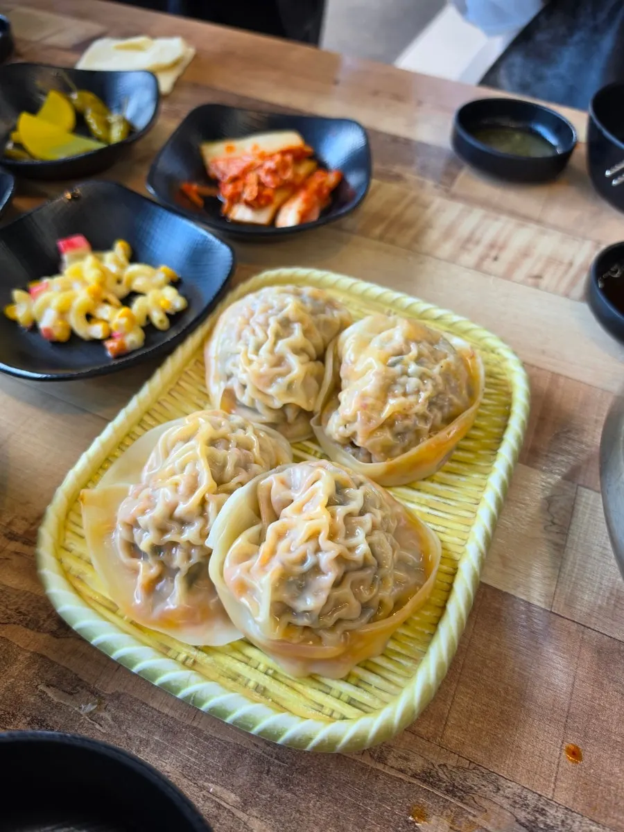 전골과 물냉면을 함께 차린 상