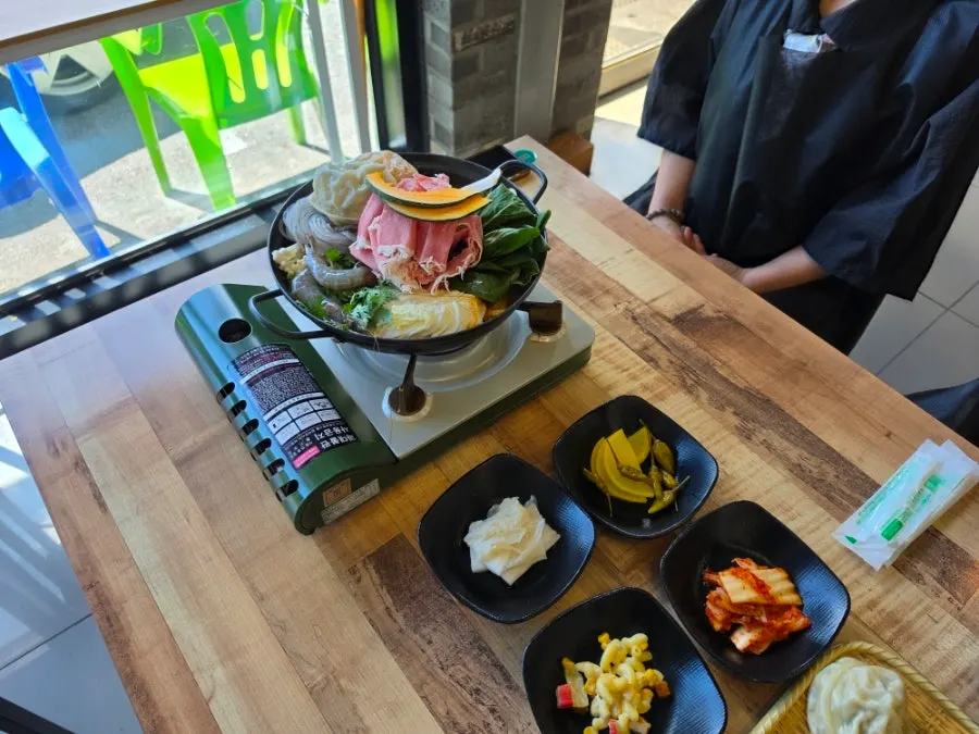 속이 꽉 찬 수제왕만두와 만두간장