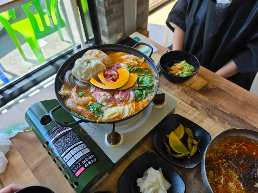 추가 주문한 김치 수제왕만두 한 접시