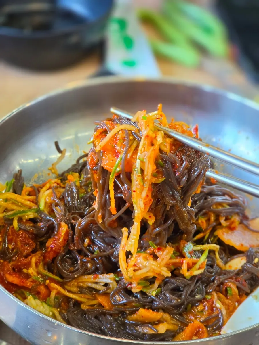 끓기 시작한 얼큰 손만두전골