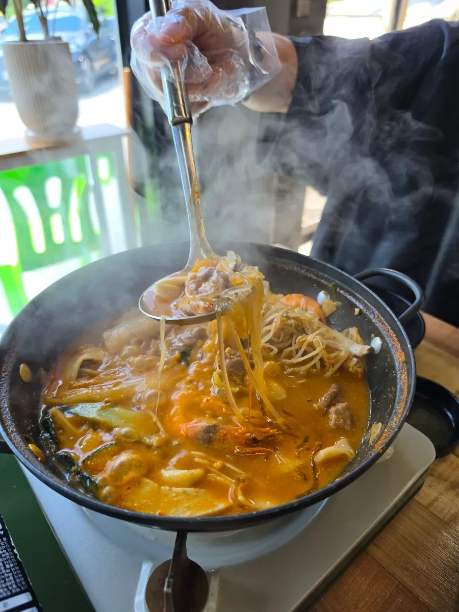전골 건더기를 앞접시에 덜어낸 모습