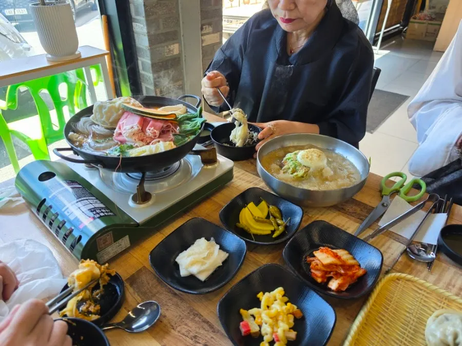 비빔냉면 육수를 부은 전골