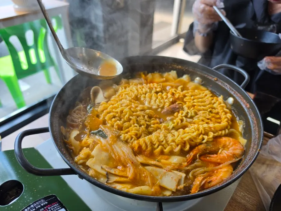 라면사리를 넣은 만두전골