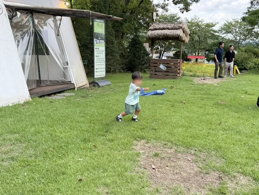 子どもの遊びのための芝生スペース