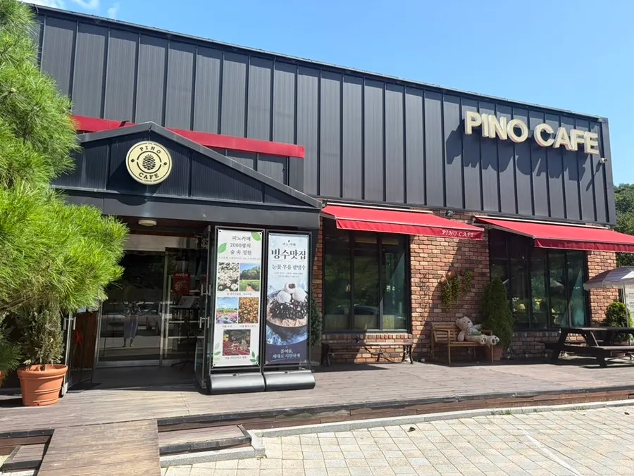 Exterior view of Pino Cafe Cheonan in Pungse