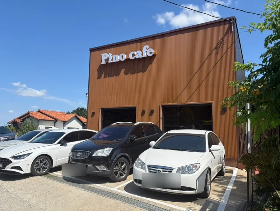 Large café space at Pino Cafe Cheonan