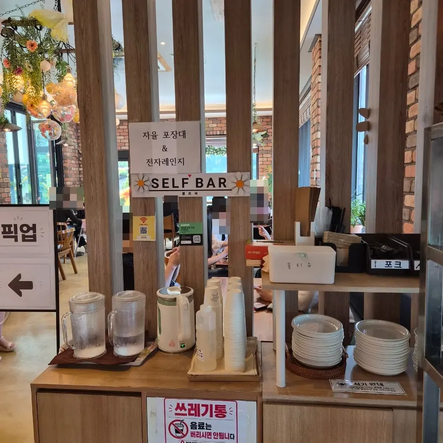 Café atmosphere for enjoying food and the space