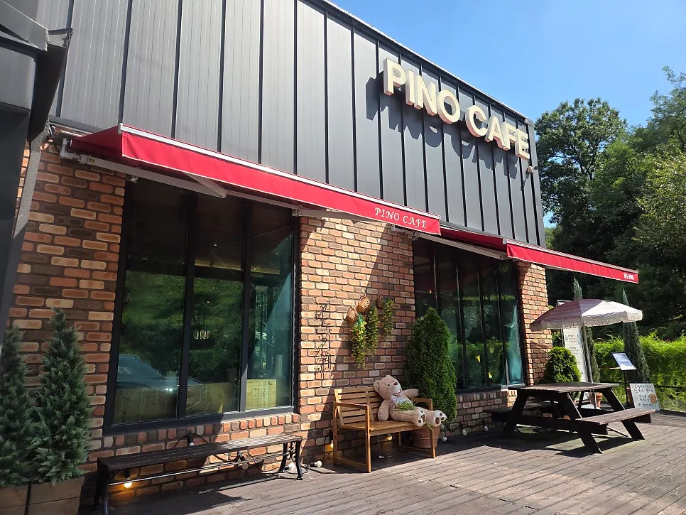 View of Pino Cafe Cheonan's main building and annex
