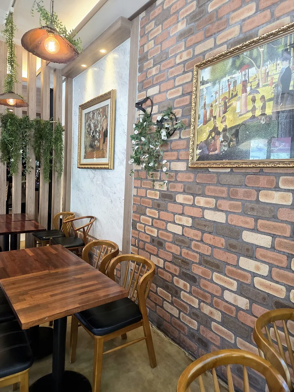 Pino Cafe interior with a view of Taehaksan