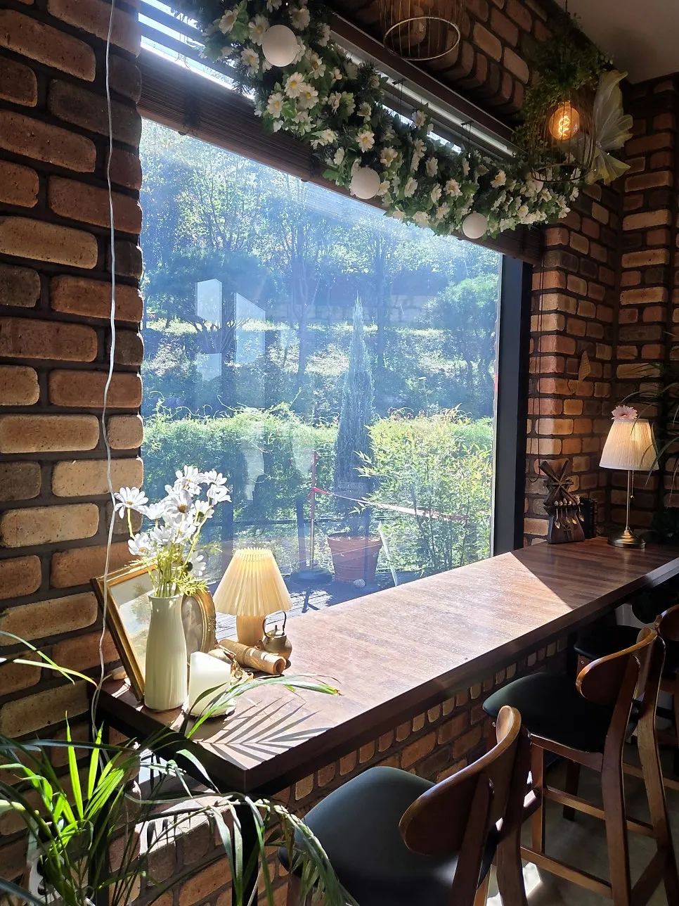 Pino Cafe Cheonan indoor seating with a different atmosphere