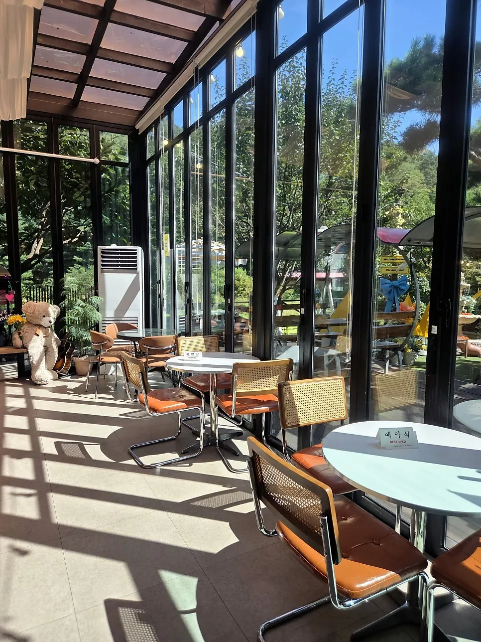 Pino Cafe interior space looking toward Taehaksan