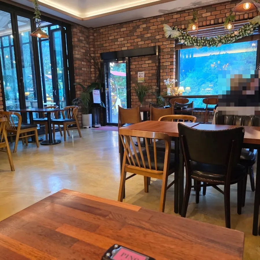 Indoor space at Pino Cafe Cheonan