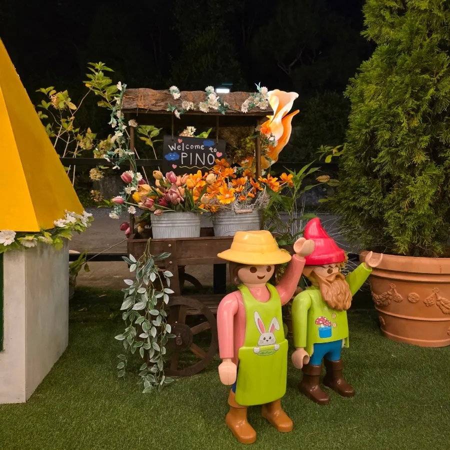 Garden walking path at Pino Cafe Cheonan