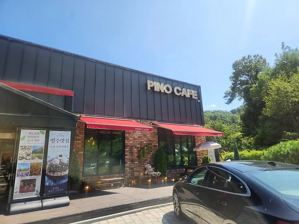 The exterior scenery of Pino Cafe Cheonan, worth visiting in every season