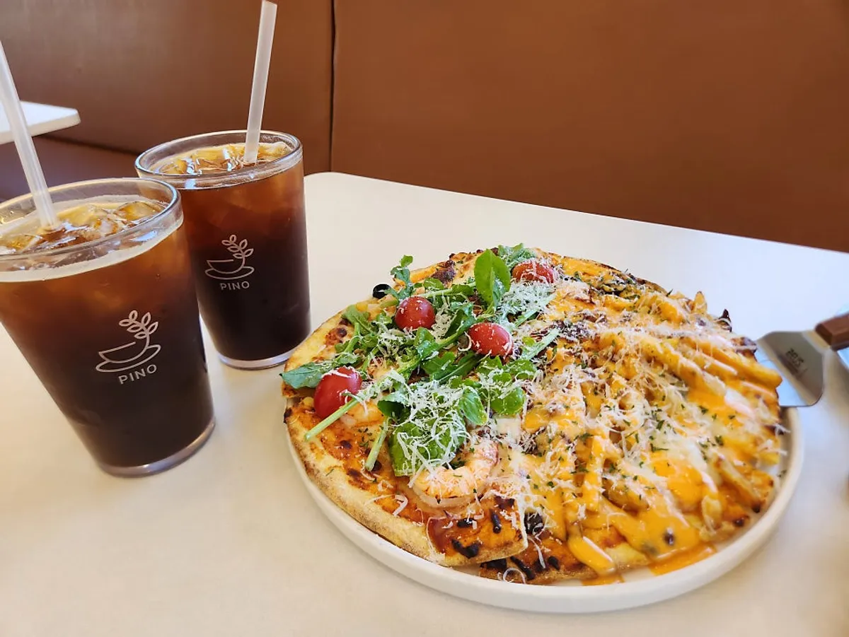 Half-and-half pizza and drinks for brunch