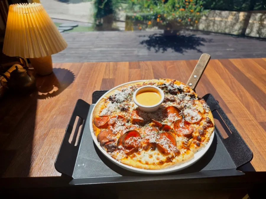 Tomato pasta and half-and-half pizza