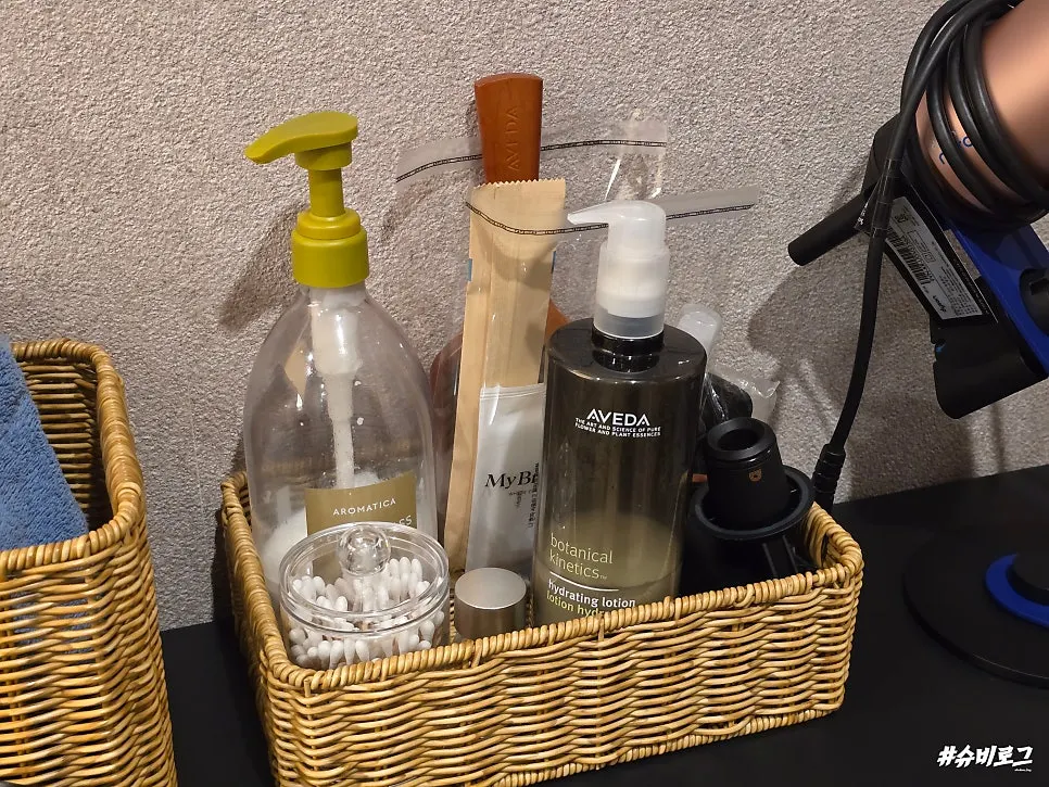 Plentiful towels and wet wipes provided