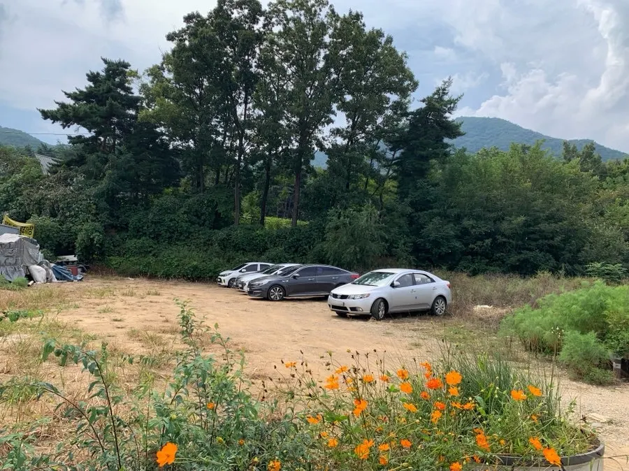 Siyudang's exterior and surrounding mountains next to Taehaksan Natural Recreation Forest