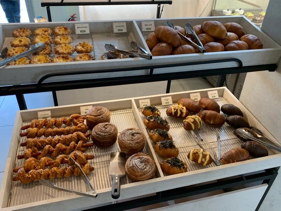 Siyudang's bakery display case