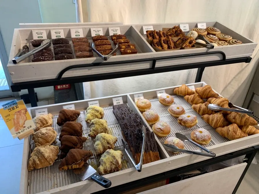 Bread baked fresh every dawn on display at Siyudang
