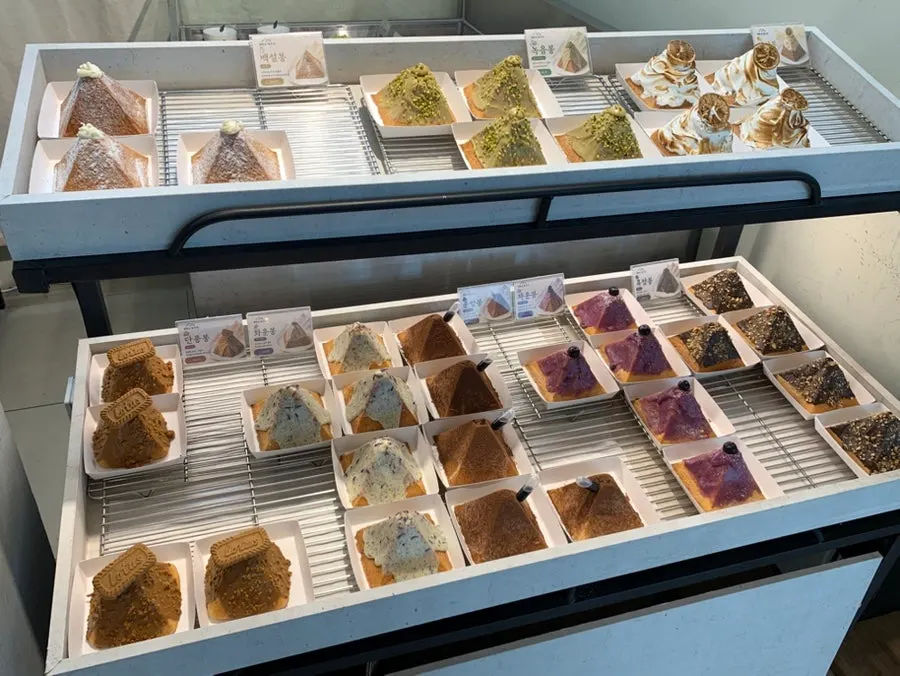 Siyudang's bakery showcase with a wide variety of breads