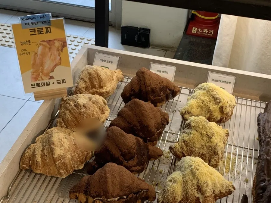 Mountain-shaped signature desserts and kkeurojji