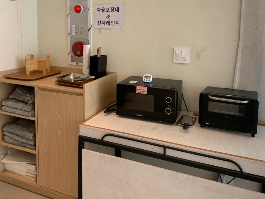 Self-packaging and warming station at Siyudang
