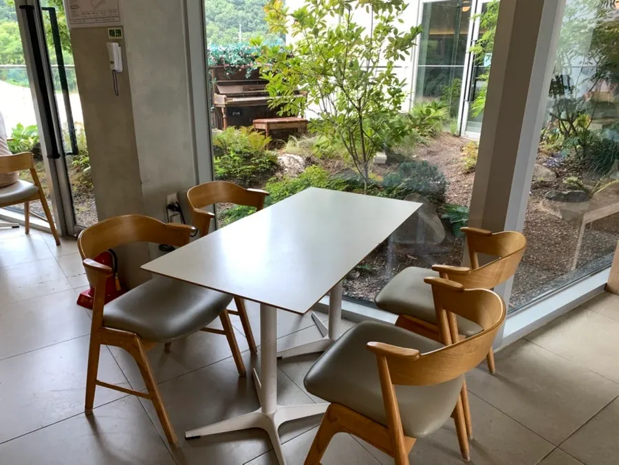 Seating surrounding the courtyard on Siyudang's 2nd floor