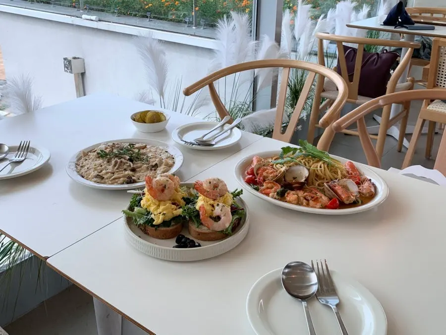 Three brunch dishes brought over on a cart at Siyudang