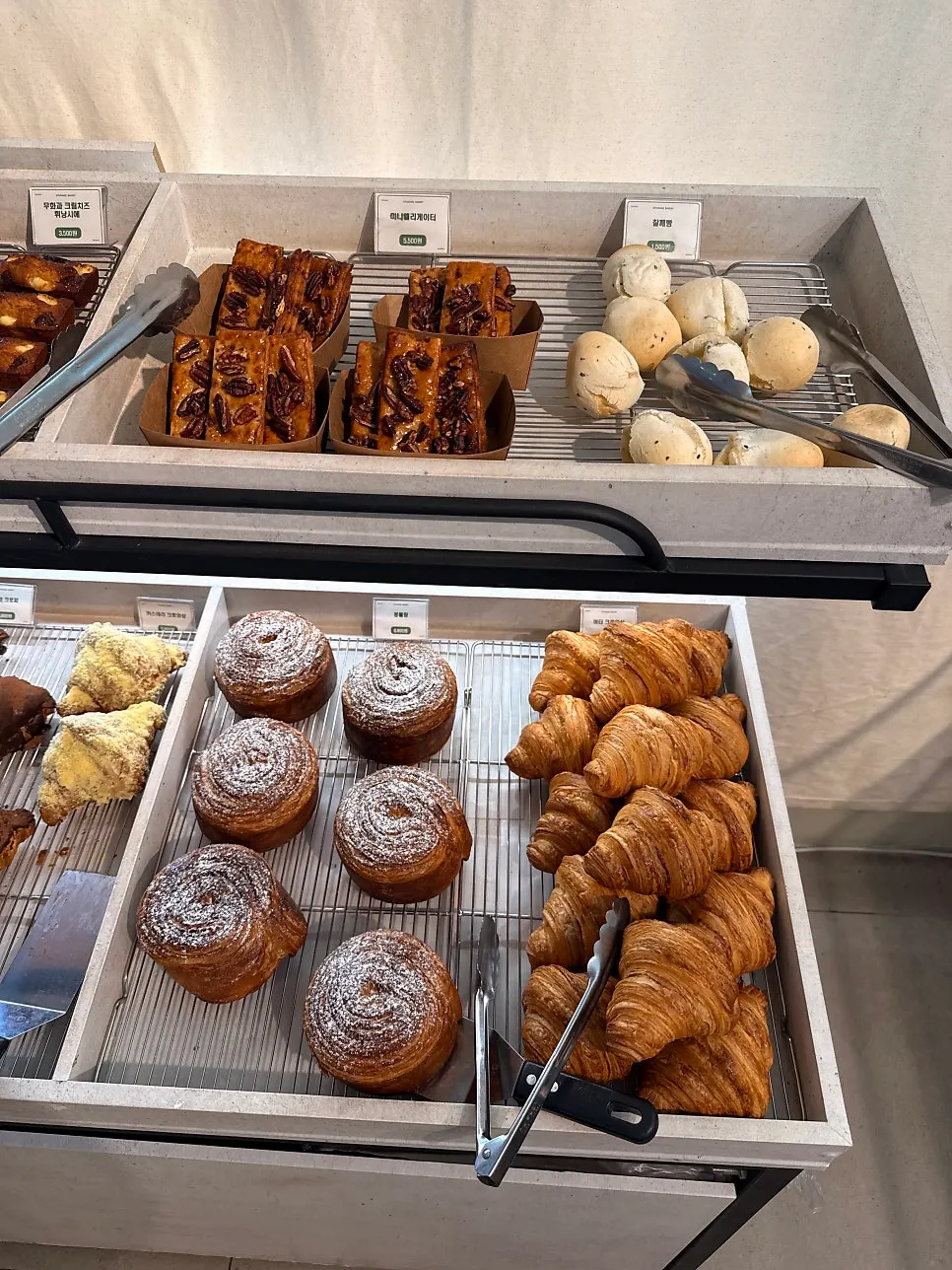 Close-up of bread at Siyudang's bakery corner