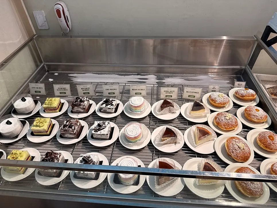 Cakes displayed in Siyudang's showcase