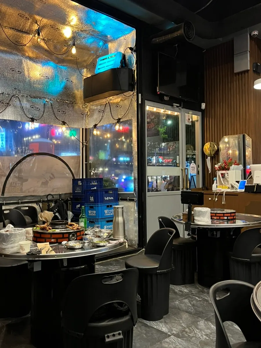 Inside the Seongjeong-dong pork rib restaurant