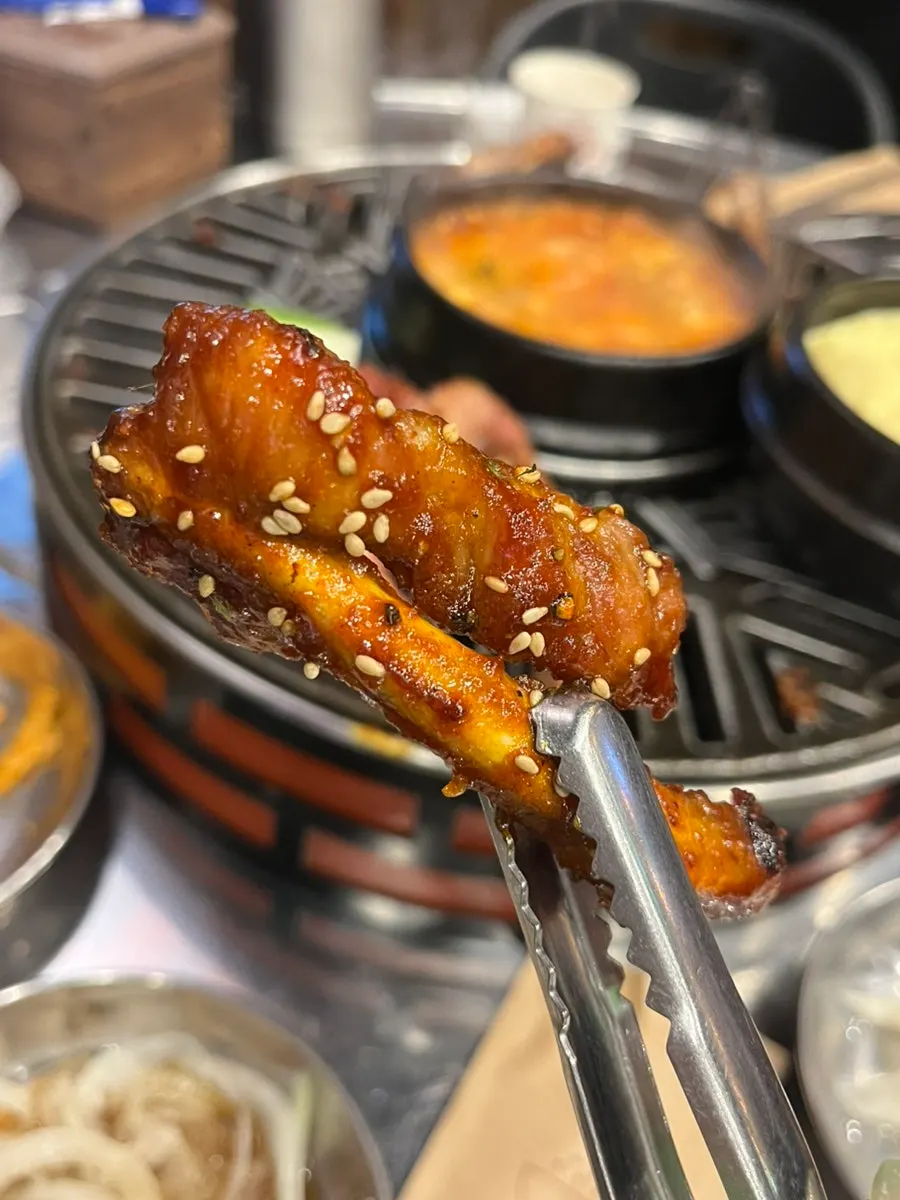 Salt pork ribs with an onion accompaniment