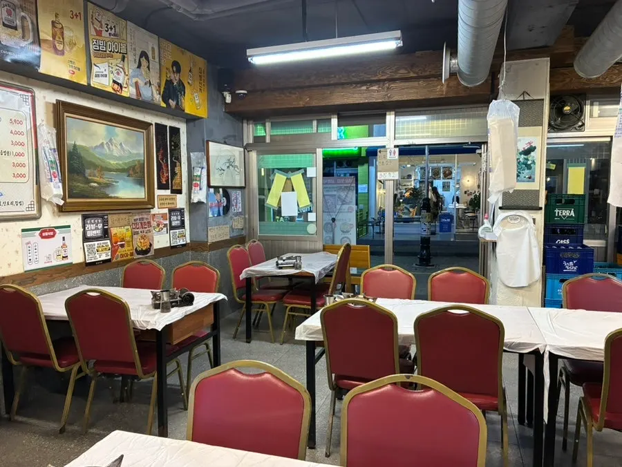 Restaurant interior viewed after ordering Sampyeong Samhap