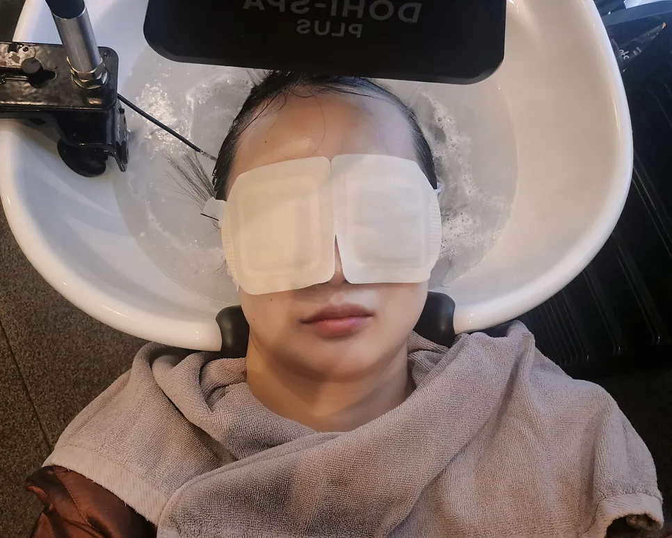 Receiving scalp warm steam treatment