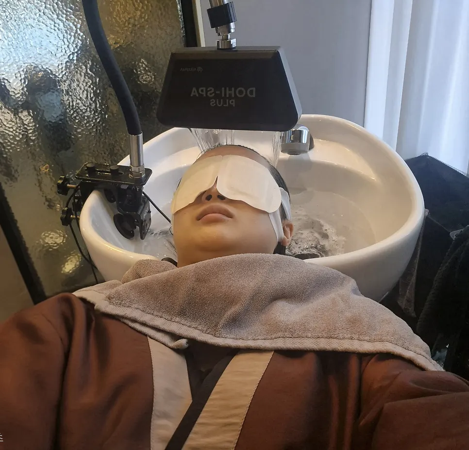 Scalp acupressure and trapezius massage in progress