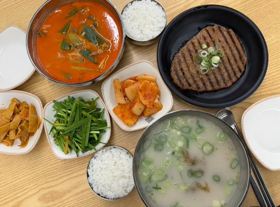 Basic side dishes of chives and kkakdugi