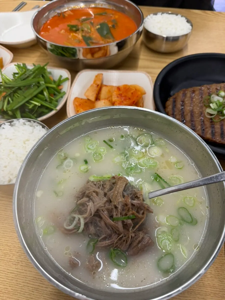 Neat self-service station for extra side dishes