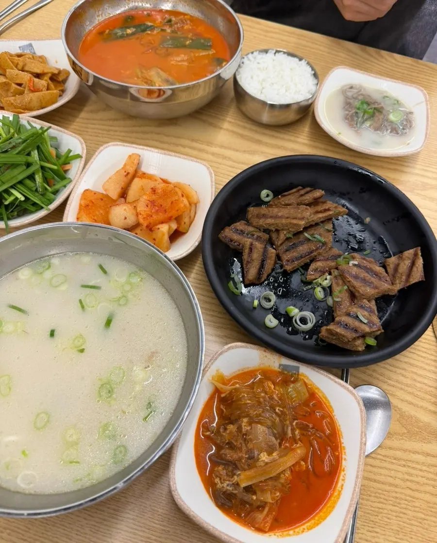 Side dishes served with yukgaejang and seolleongtang