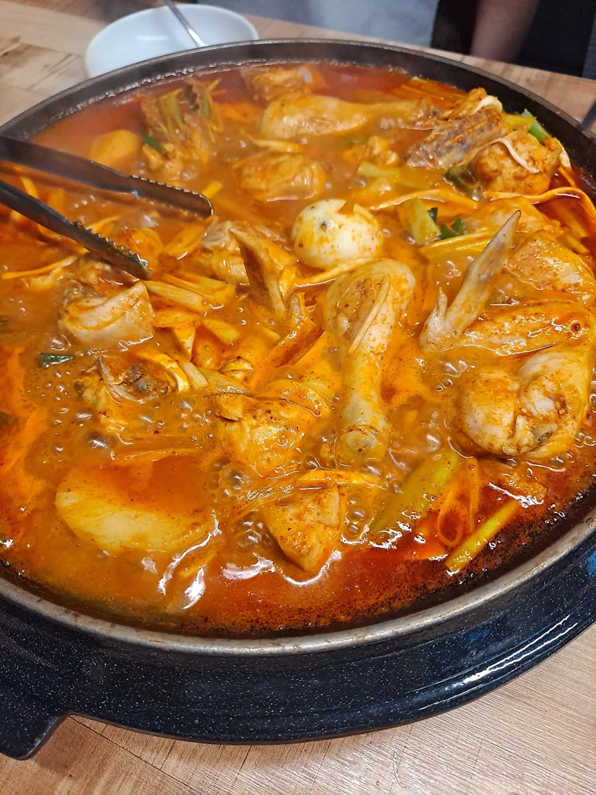 닭도리탕 위에 올린 계란닭 장식