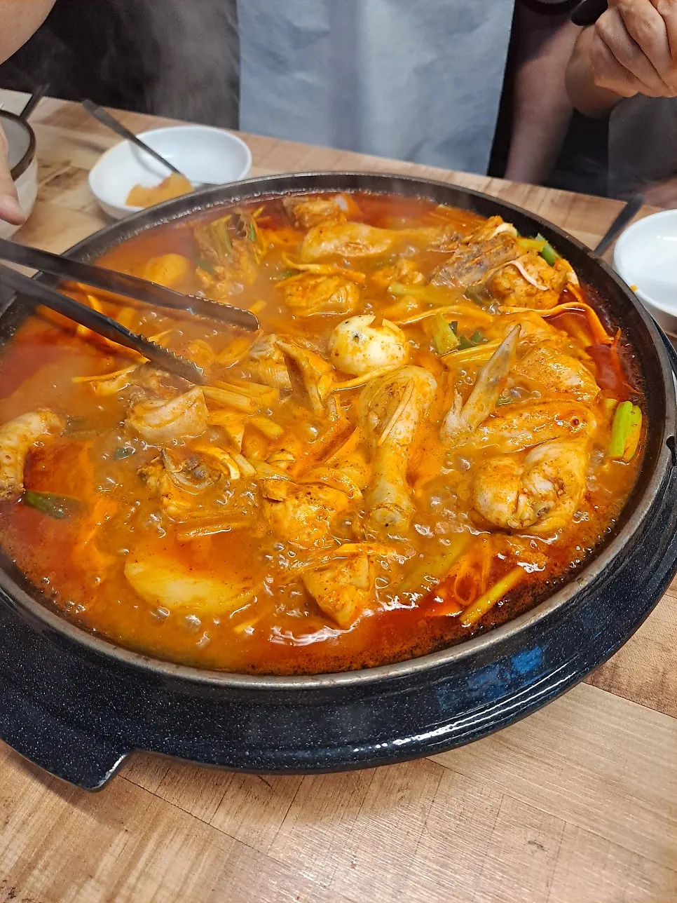 끓고 있는 닭도리탕 국물과 밀떡