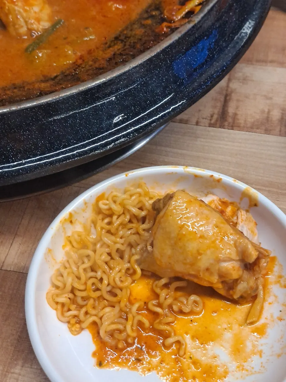 육수 붓고 라면사리 두 개 넣은 솥