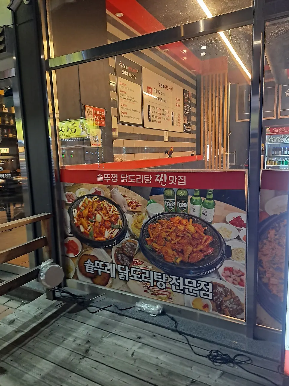 예쁘게 떠 담은 아이스크림 한 컵