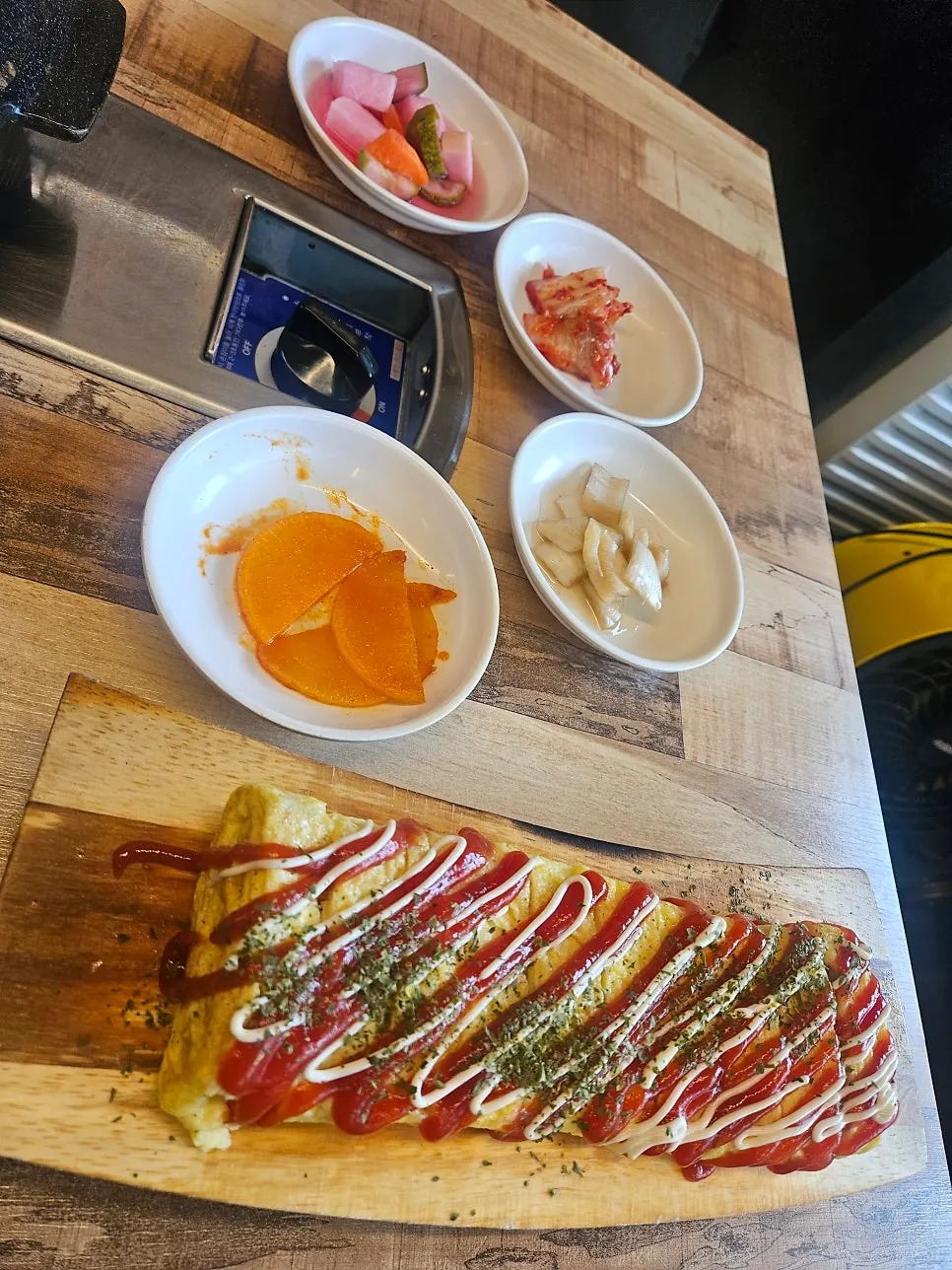 먼저 나온 계란말이와 납작만두 한 상