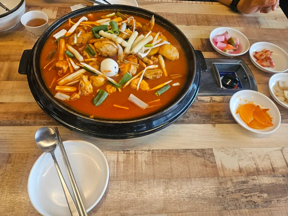 큼지막한 솥에 담겨 나온 닭한마리탕