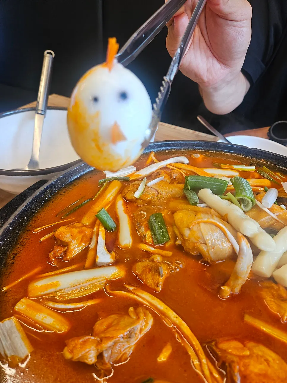 닭한마리탕 위에 올린 계란 닭 장식