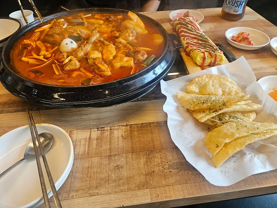 테이블에서 끓고 있는 솥뚜레 닭한마리탕