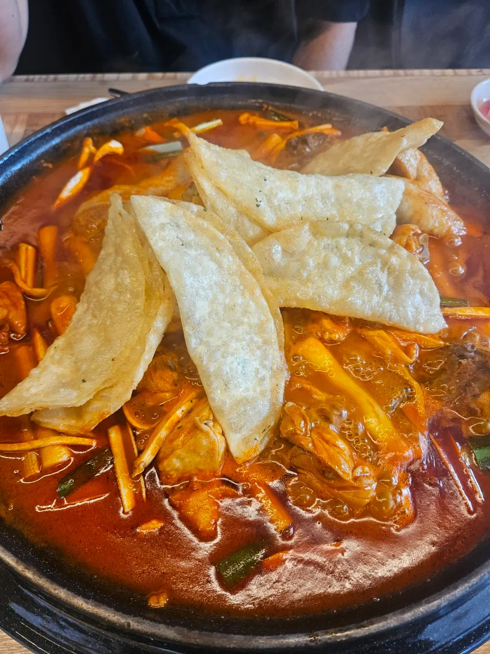 솥에서 건져 올린 닭고기와 재료